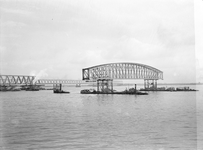 803817 Afbeelding van het uitvaren van een oud brugdeel van de spoorbrug over het Hollands Diep (Moerdijkbrug) bij ...